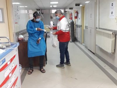ارائه خدمات داوطلبان و امدادگران جمعیت هلال احمر در بیمارستان‌ رازی شهر رشت