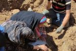 «فریده» پدر را در آغوش گرفت/انتقال مزار شهید شمسی انجام شد