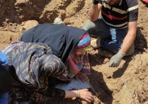 «فریده» پدر را در آغوش گرفت/انتقال مزار شهید شمسی انجام شد