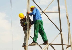ترمیم دکل های برق برای حفظ و پایداری فیزیکی شبکه های انتقال نیرو انجام می شود