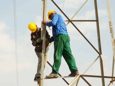 ترمیم دکل های برق برای حفظ و پایداری فیزیکی شبکه های انتقال نیرو انجام می شود