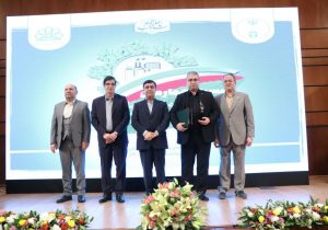 اعطای لوح و تندیس صنعت سبز در سطح ملی از سوی سازمان حفاظت محیط زیست کشور به مدیرعامل شرکت سیمان خزر