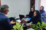 تجلیل رئیس دانشگاه علوم پزشکی گیلان از آزادگان با اهدای یک شاخه گل