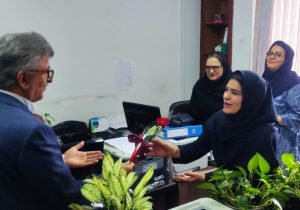تجلیل رئیس دانشگاه علوم پزشکی گیلان از آزادگان با اهدای یک شاخه گل