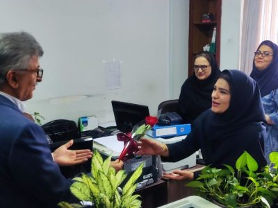 تجلیل رئیس دانشگاه علوم پزشکی گیلان از آزادگان با اهدای یک شاخه گل