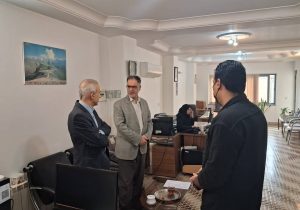 خادمی و گشودن گرهی از مشکلات بیمه‌شدگان یک افتخار است